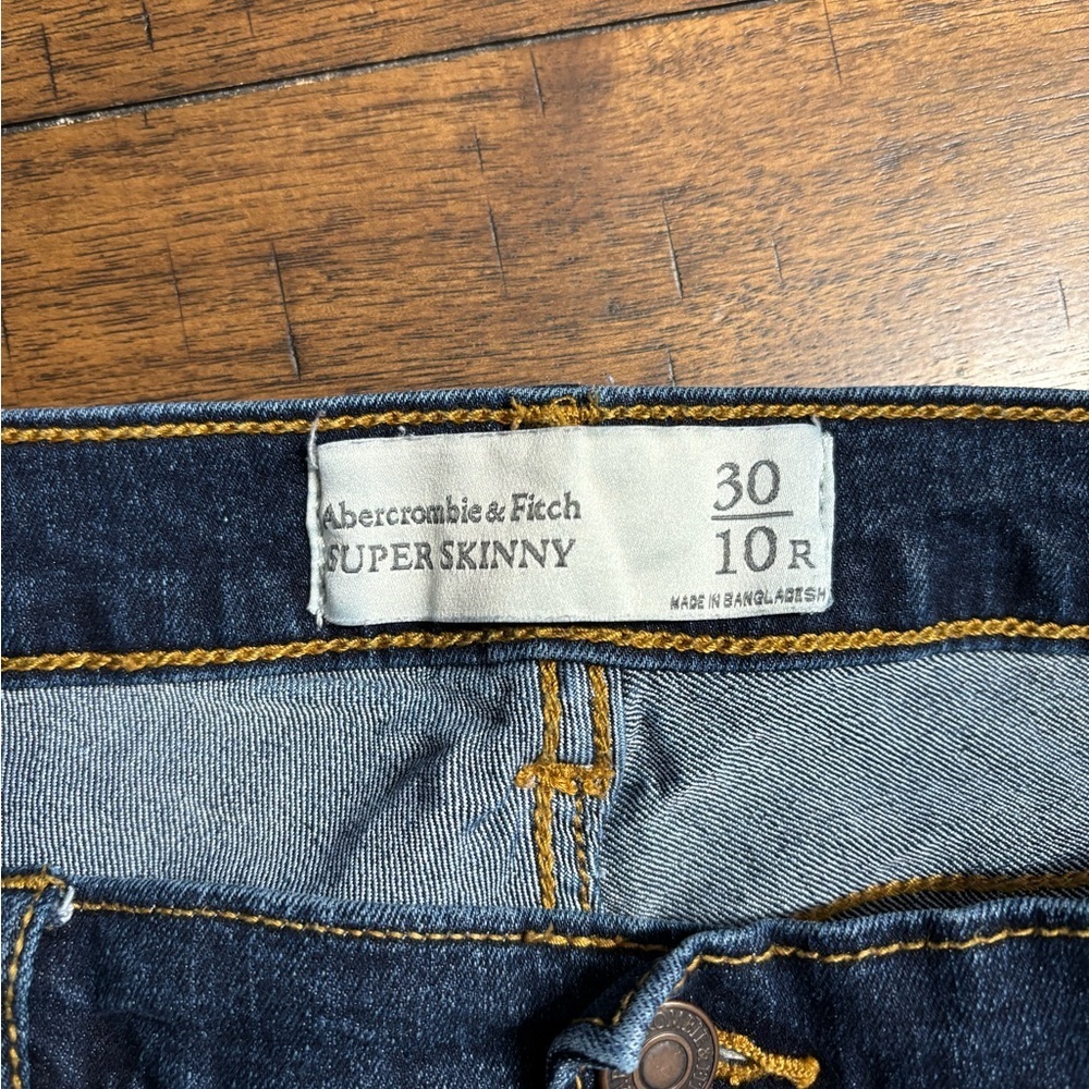 Women’s like new Abercrombie and Finch skinny jeans - Picture 2 of 4